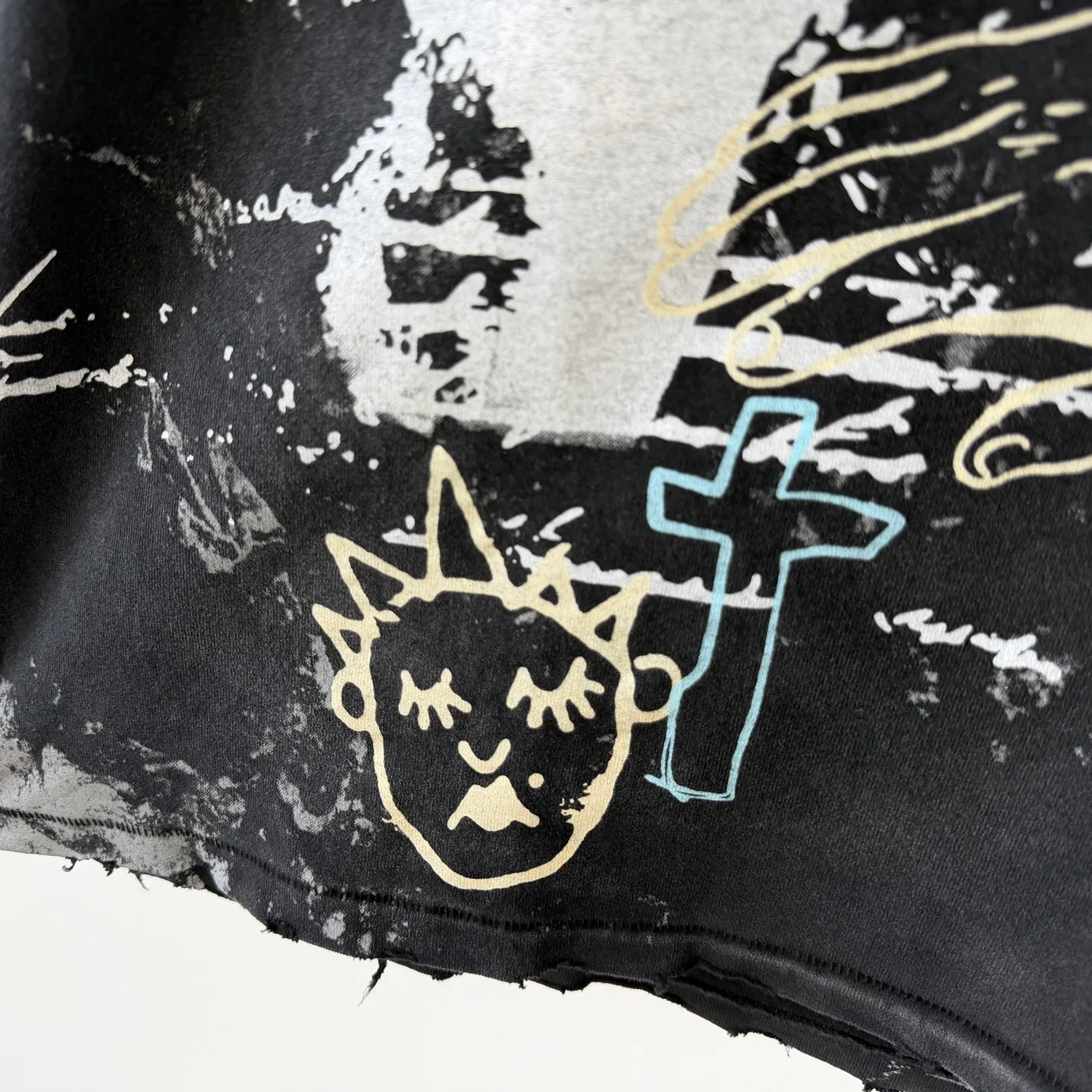 P138 # CTS-120 Saint Street Dirty street hand-painted graffiti style T-shirt. Single-stitch sky-and-ground needle craftsmanship + multi-position manual destruction + heavy Assute fermentation mill and spray horse water washing craft. Full of retro and high-end feeling. Size: S M L XL